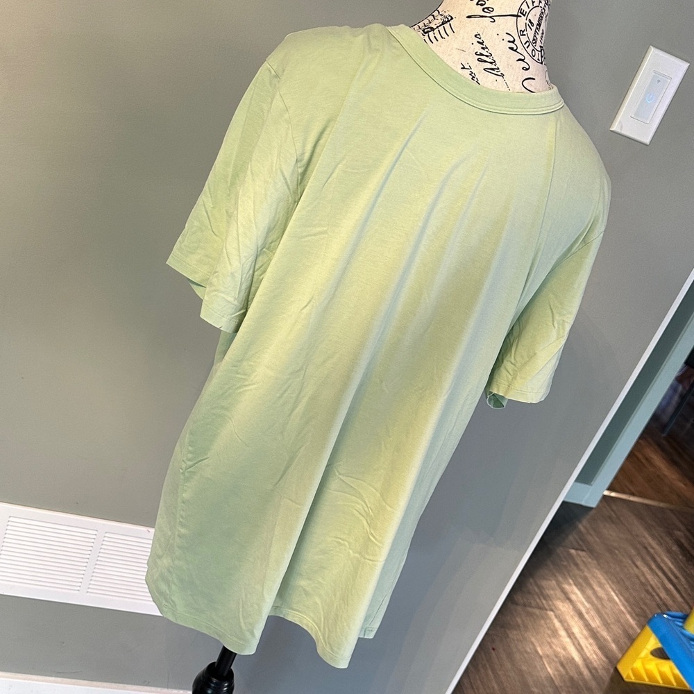 Lululemon Light Green T-Shirt Medium